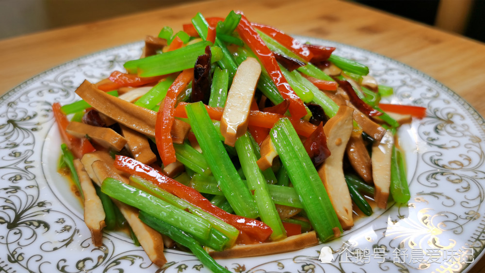 芹菜炒豆干怎么做才好吃饭店都喜欢的做法清脆爽口又入味