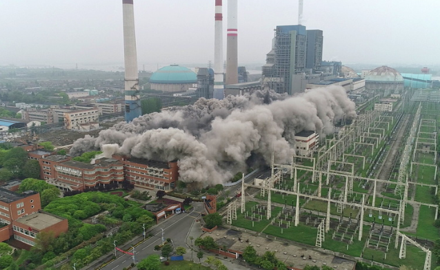 谏壁电厂30余年的厂房成功爆破