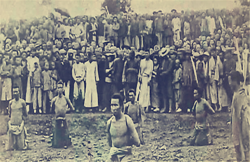 1851年,英国人拍摄清朝砍头现场,刽子手砍下33个人头不到5分钟