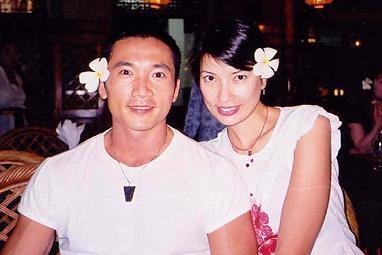 他的妻子是89年香港小姐第四名的翁慧德,身高一米八.