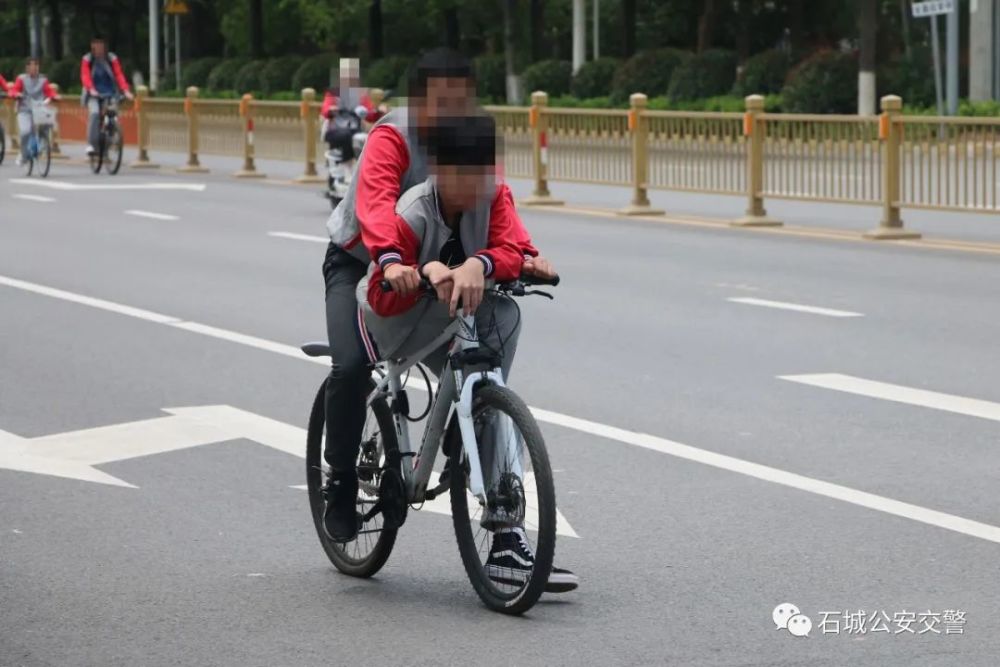 曝光石城县上下学期间学生及学生家长一些常见交通违法