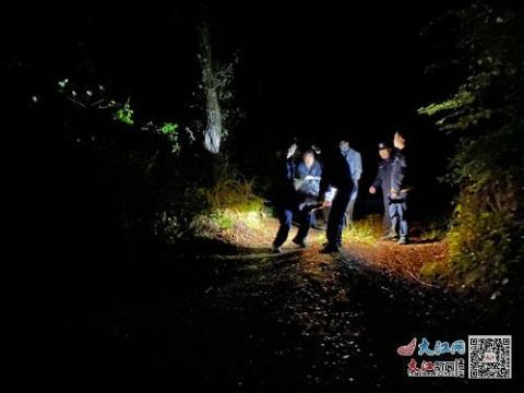 山村村民突患疾病雨夜受阻 江西警医徒步救援打开生命