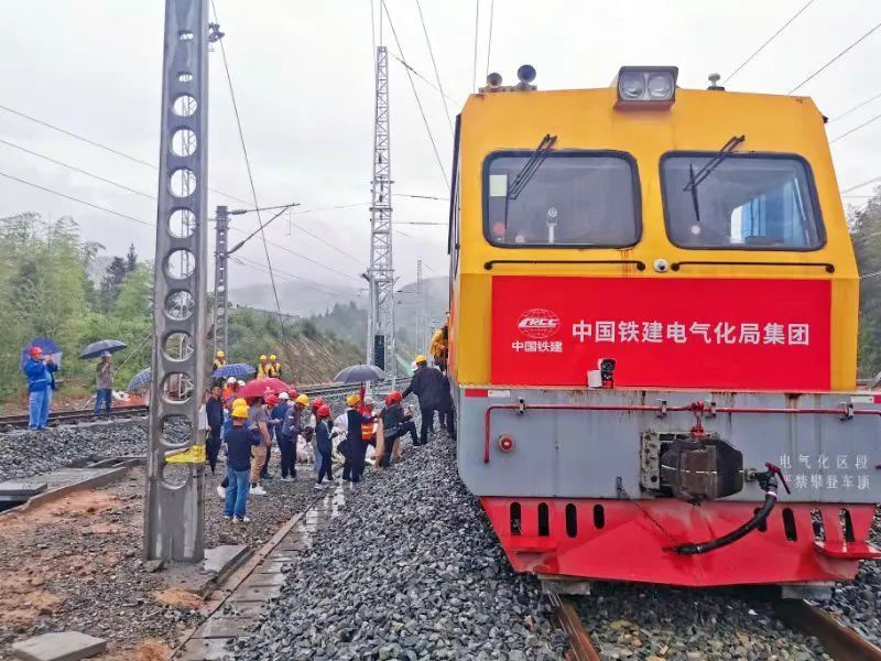 首个完成接触网线架设的车站 标志着兴泉铁路 兴国至清流段 以及浦梅