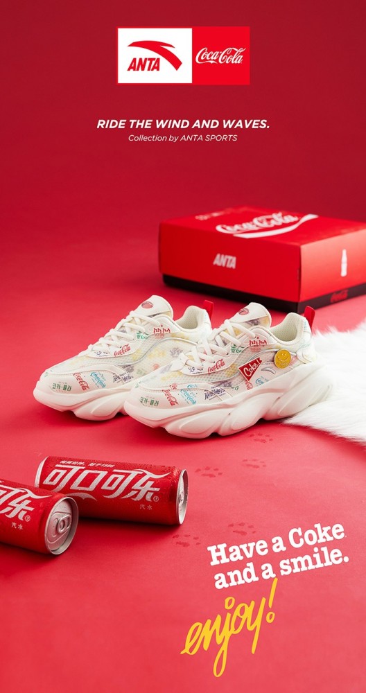 这双球鞋太显腿长了,安踏联名"可口可乐" 笑脸和 coke 样式呈现.