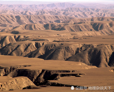 黄土高原地面沟壑纵横,这是由于水土流失而造成的.