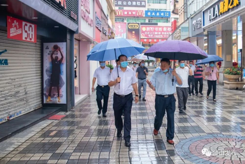 郑劲龙督查结对社区文明城市创建工作