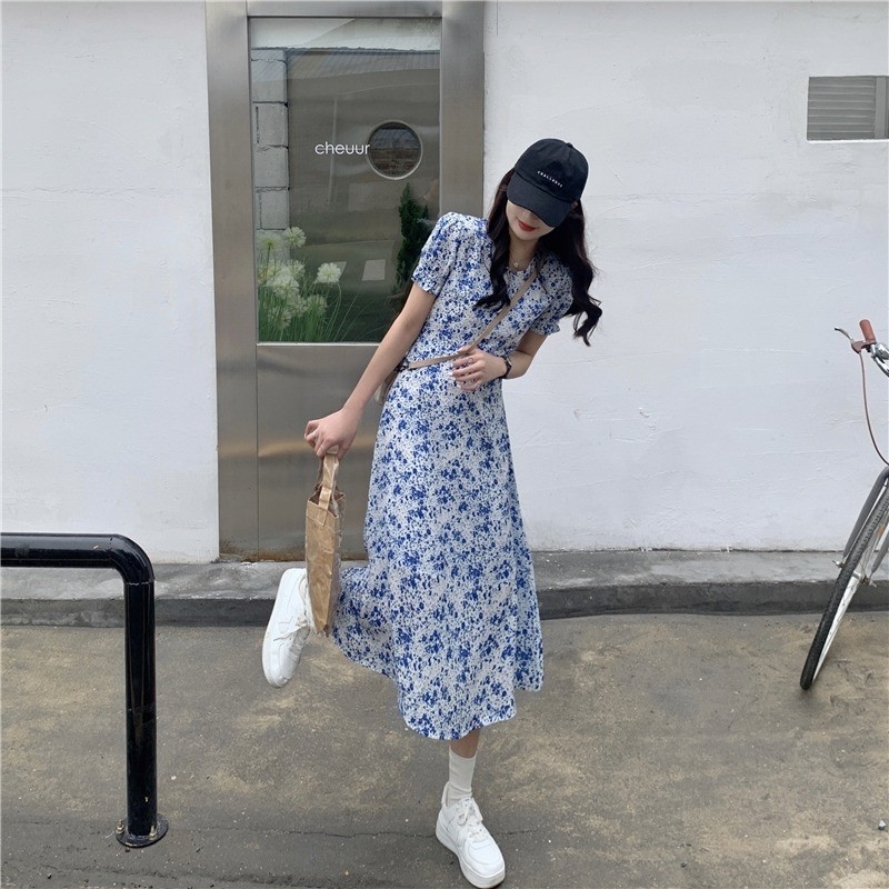 穿裙子别总配高跟鞋,试试"碎花裙 小白鞋"的新穿法,很