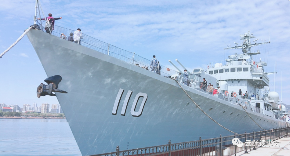 她就是 人民海军退役的110号导弹驱逐舰,也就是人们常说的" 大连号"!
