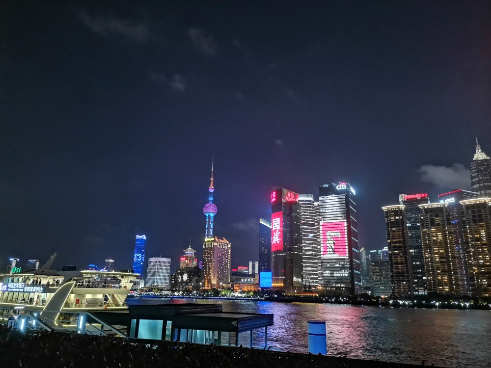 黄浦江畔名不虚传夜景美不胜收