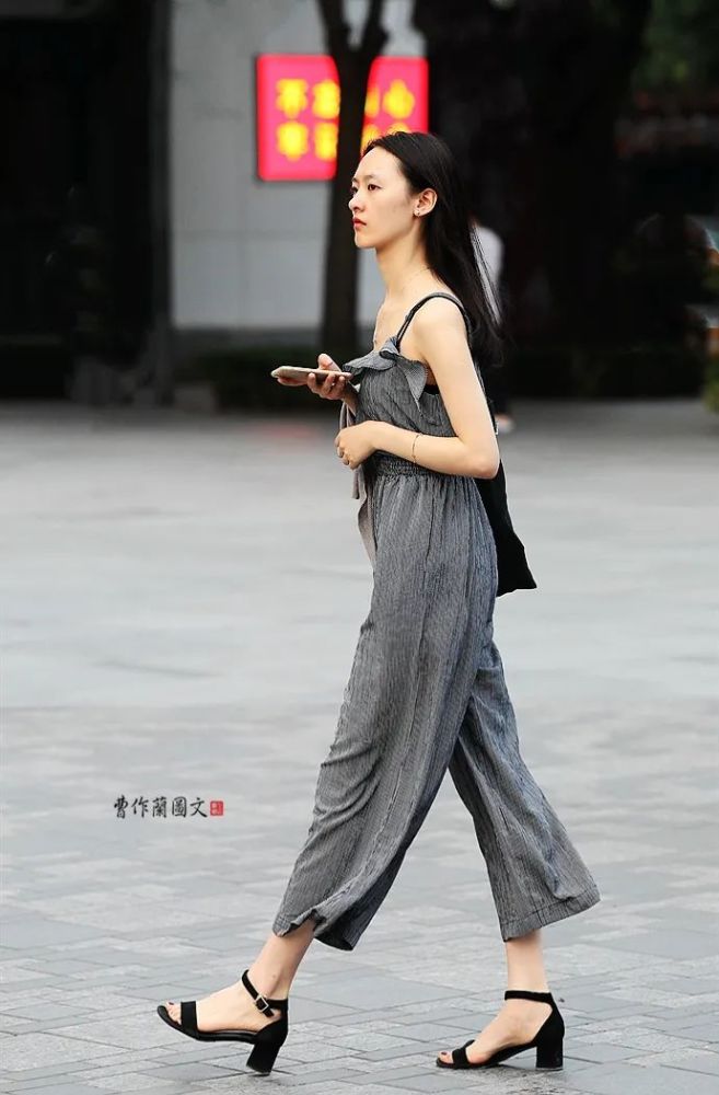 街拍:简约风爆棚的一字带凉鞋美女