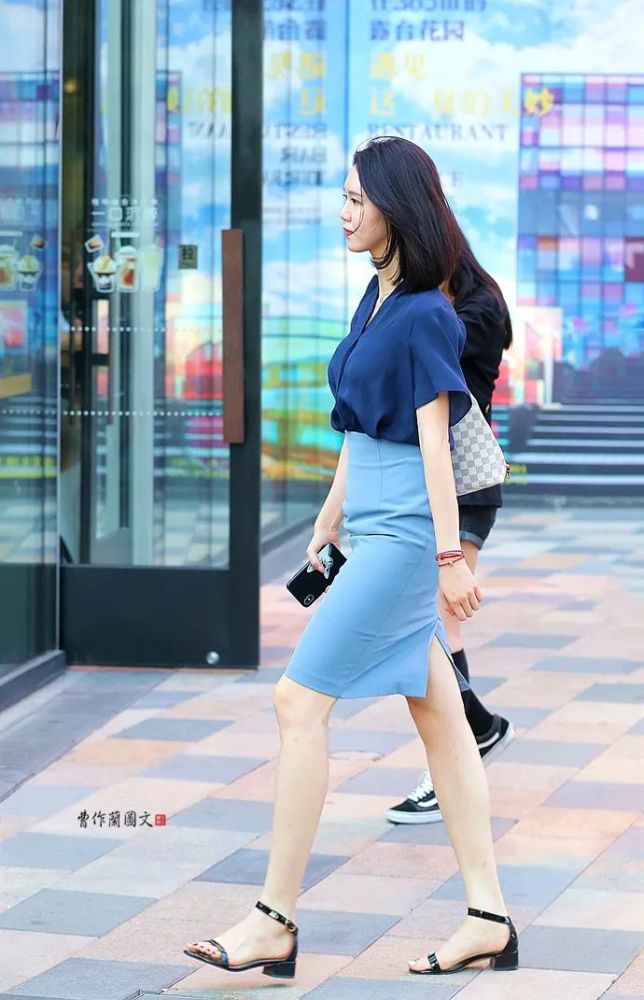 街拍:简约风爆棚的一字带凉鞋美女