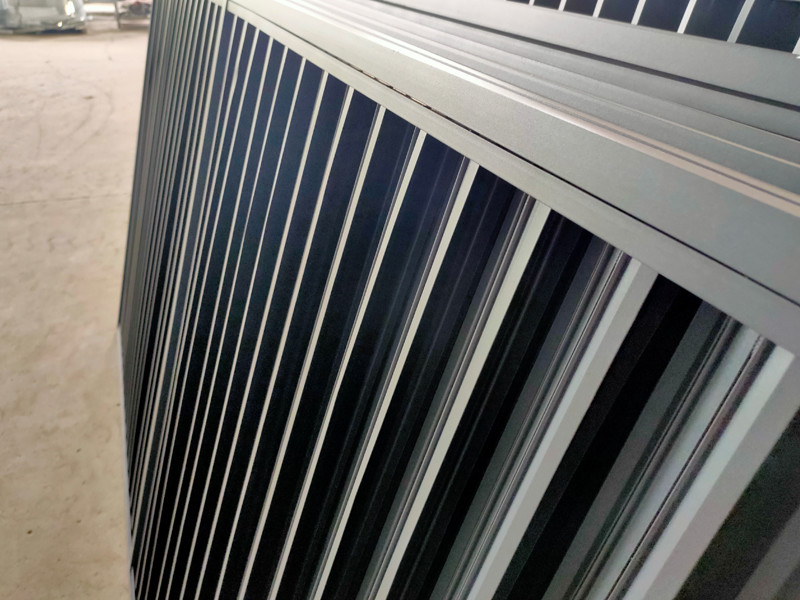 铝合金百叶窗按功能作用分类可以分为通风型铝合金百叶窗,防雨型铝