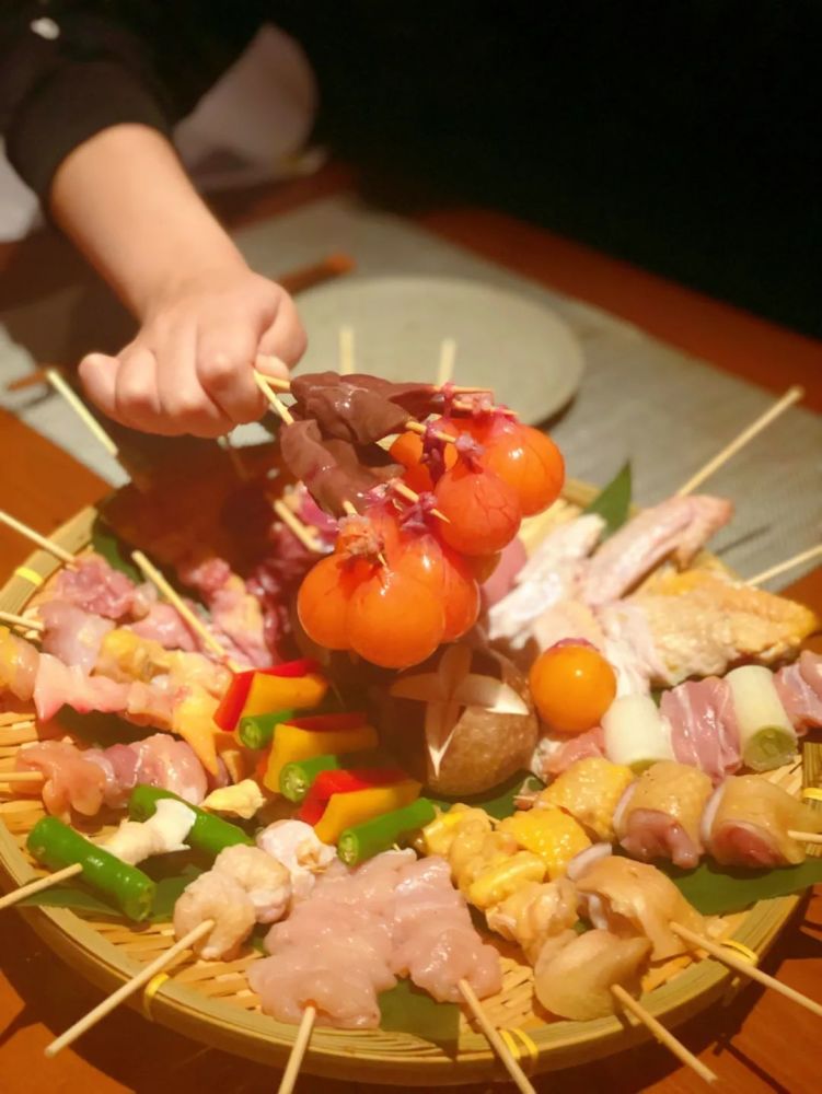 霓虹初上在居酒屋点全鸡宴吃鸡提灯