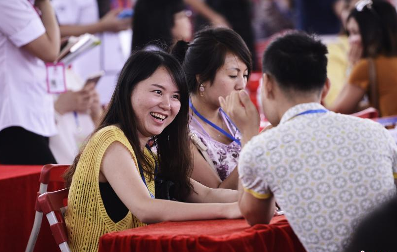 相亲现场男生座无虚席,女生无一人参加,气氛尴尬!