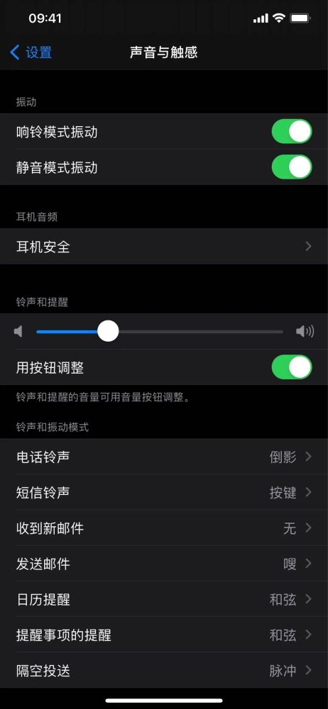 通过启用「设置」>「相机」>「保留设置」>「实况照片」,可以在启动