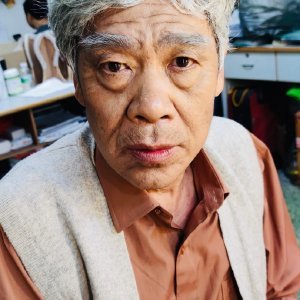 向青春低了头?《外来媳妇本地郎》康祈光的"老人装"剧照显老