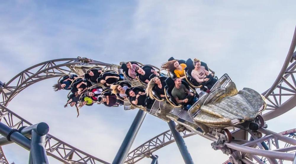 别向下看!英国游乐场的惊魂一幕:过山车停在最高点游客从65米高向下爬