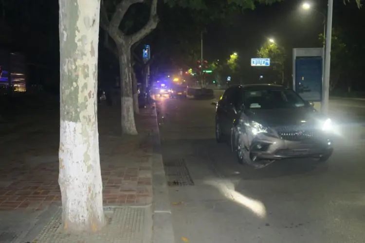 晚上十点多,小轿车撞向等车人群,青岛一对夫妻阴阳两隔,司机撒腿就跑