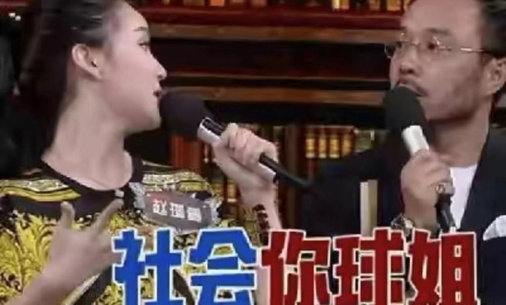 赵本山24岁女儿街头献唱阵仗大,舞台伴奏粉丝齐备,不做网红了?