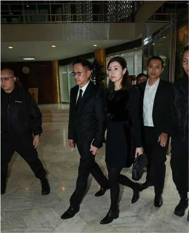 刘銮雄曾经送李嘉欣别墅和珠宝分手后李嘉欣嫁许晋亨出入总牵手