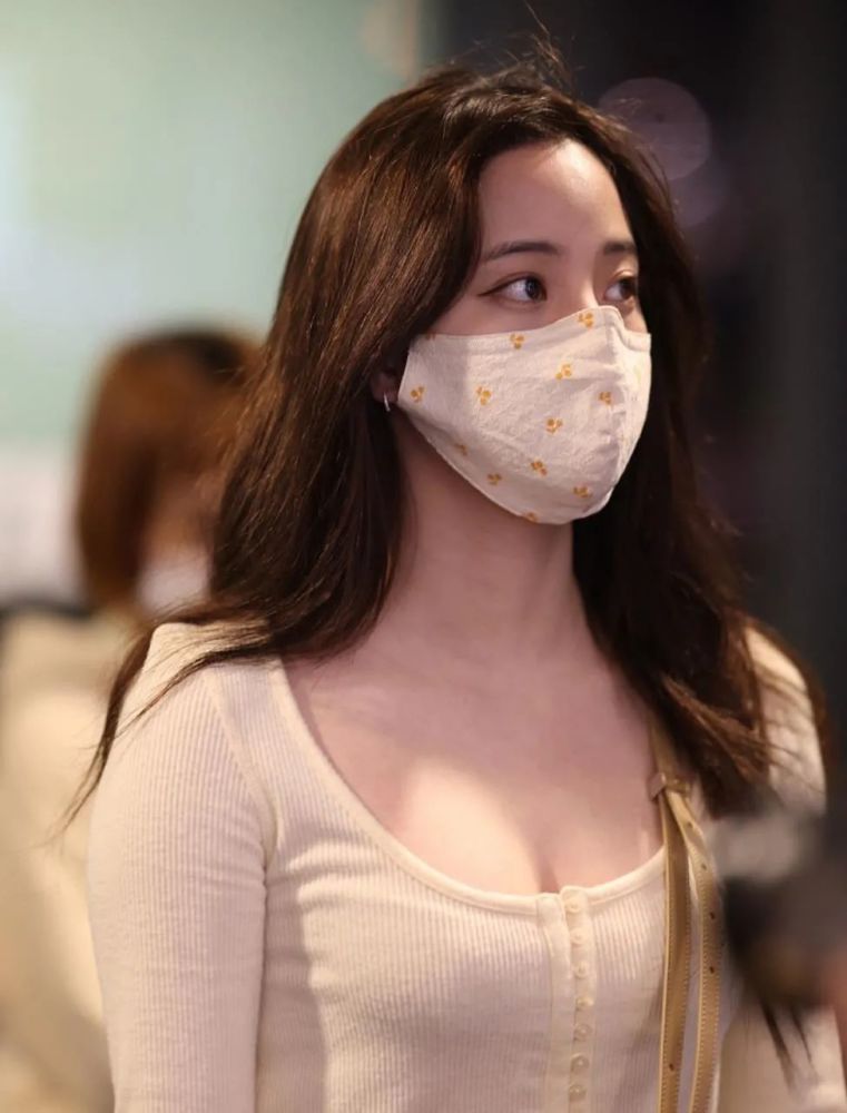 欧阳娜娜穿紧身衣小露事业线 遇镜头乖巧比v