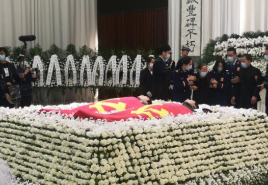 上海金山火灾两名牺牲消防员追悼会在龙华殡仪馆举行