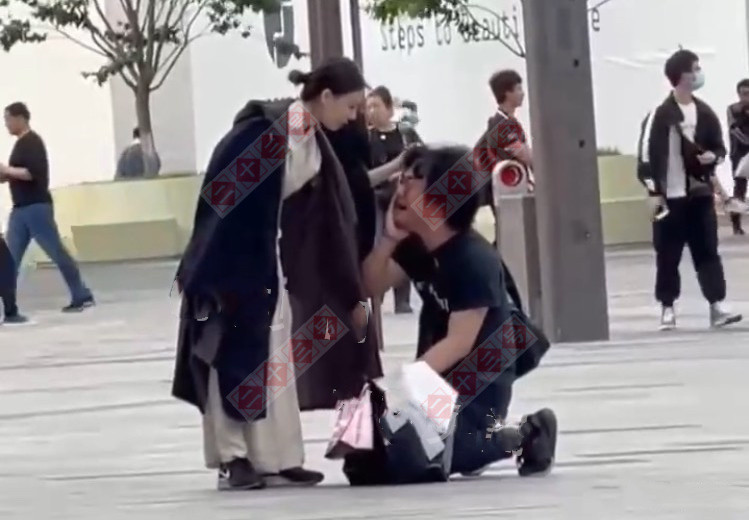 浙江一男子当街下跪自扇耳光向女友道歉网友爱需要尊严