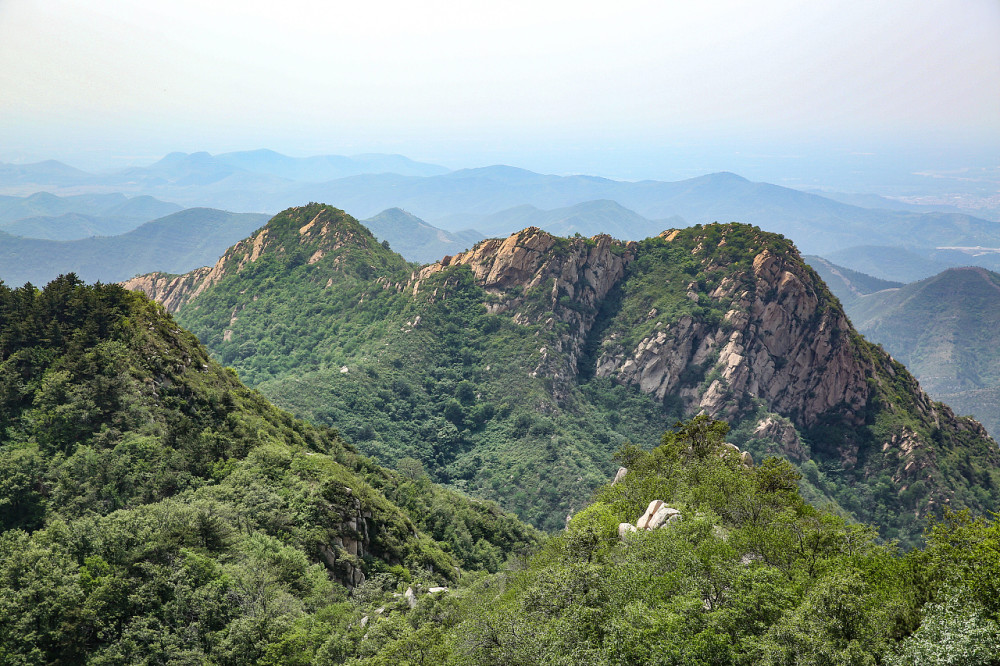 坐落在天津市蓟县西北15公里处的天津盘山风景区,因其雄踞北京东面