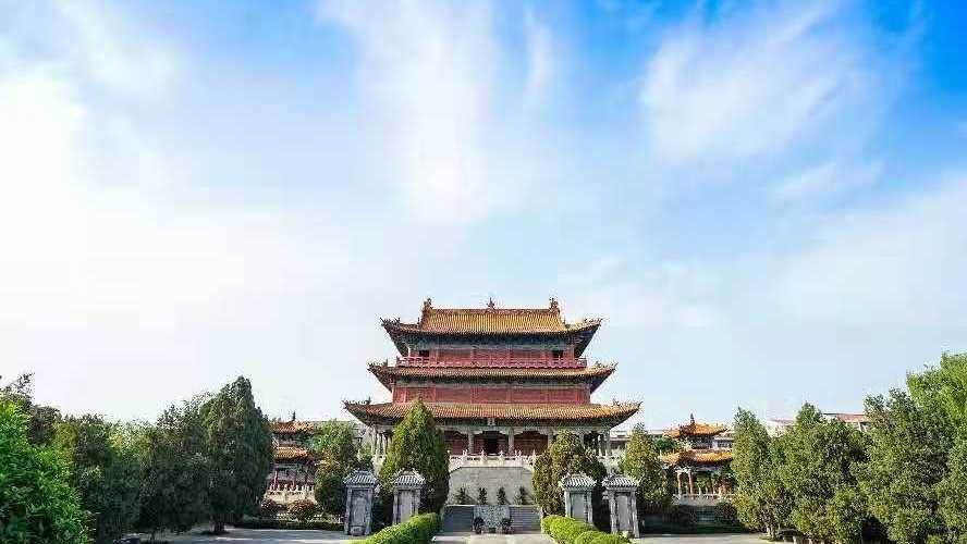 许昌的旅游景点有: 《三国志·蜀书》载:公元200年,曹操抓住关羽后