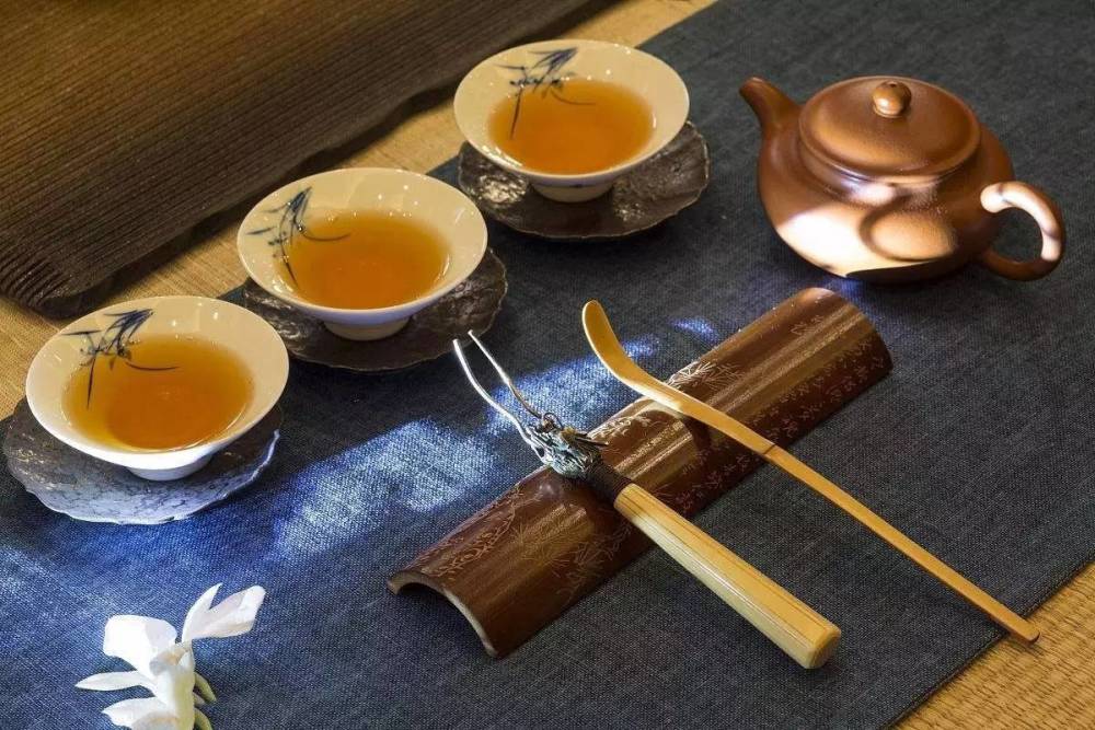 余胜海从三个杯子中感悟潮州人待客茶道礼仪