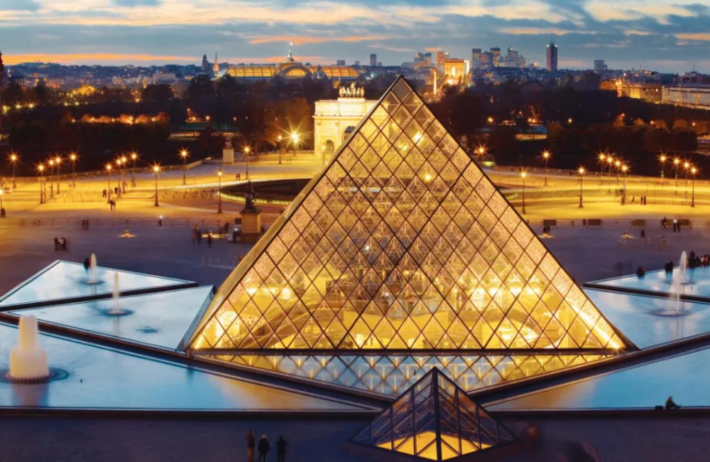 设计这座玻璃金字塔的就是华裔建筑师贝聿铭先生.
