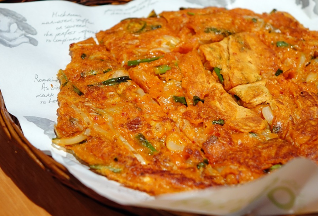 现在常见的韩国煎饼有牛肉煎饼,鸡肉煎饼,海鲜煎饼,蔬菜煎饼,泡菜煎饼