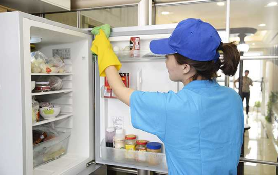 夏天即将来临,再不清洗冰箱就得吃细菌了!