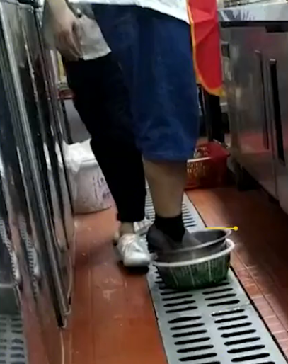 餐厅员工"脚踩法"挤水,路过同事毫不见怪