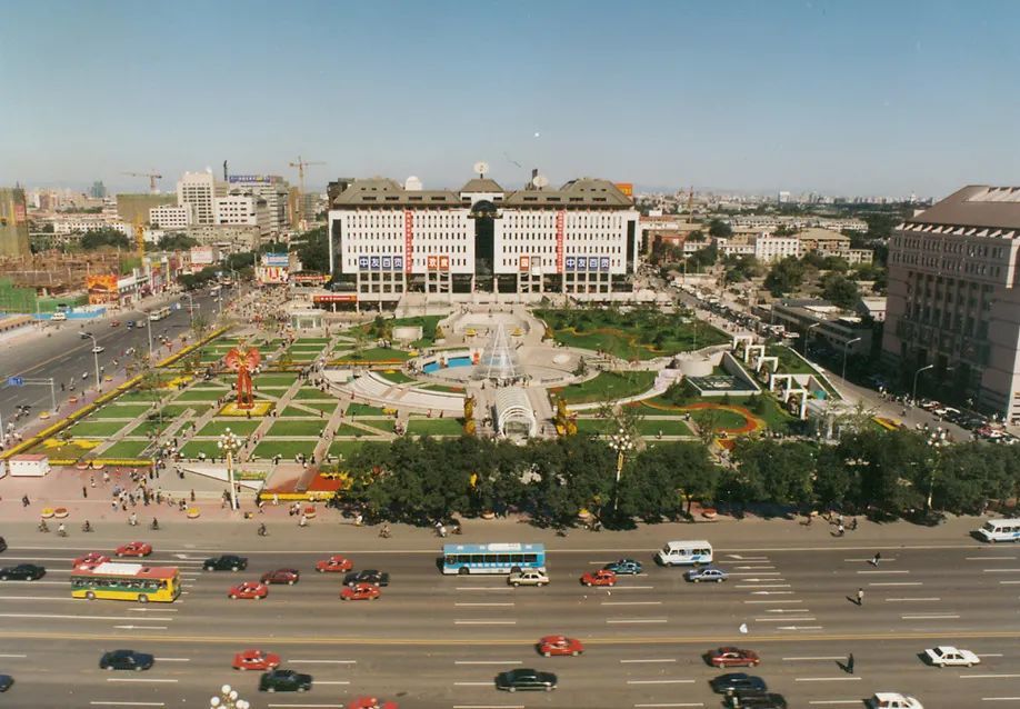 2007年,为迎接2008年北京奥运,对西单文化广场进行了改造.