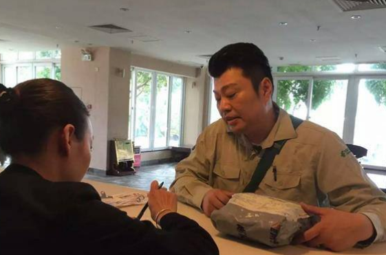香港tvb知名男星,在内地送快递被网友偶遇,太接地气了