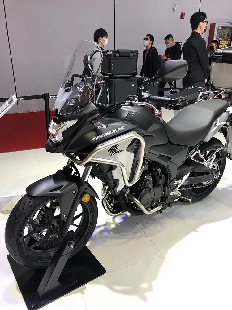 在不久前的上海车展上 本田又公布了两位新成员 cb400x和