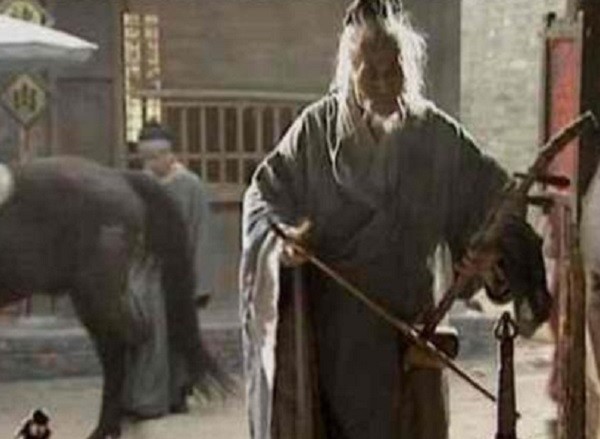 定闲师太为什么非要传位给令狐冲?