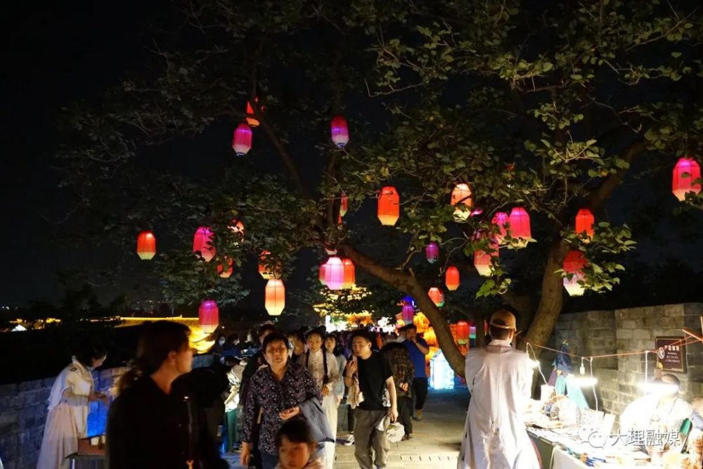借三月街民族节之机,"穿越来赶集"城墙灯会市集活动成为大理古城灯会