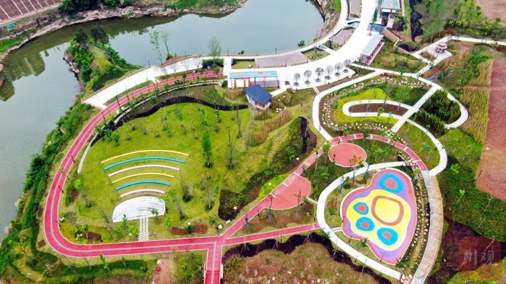 4月26日,雨后初晴,航拍四川省巴中市通江县高明湖城市公园.