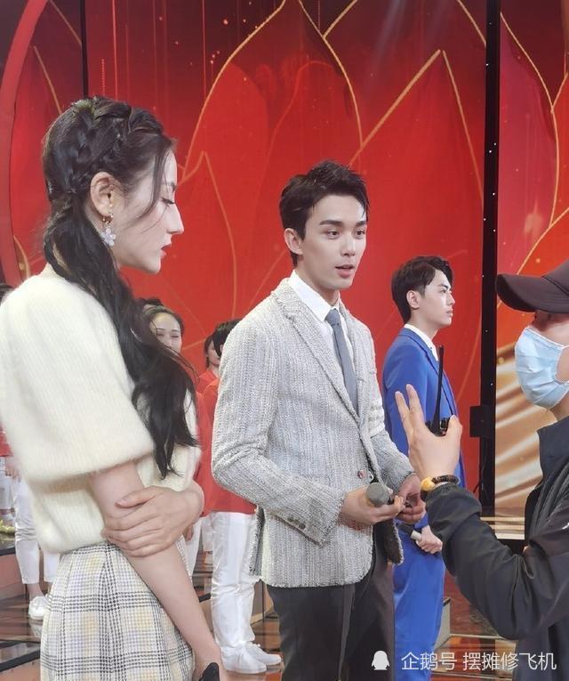 吴磊,热巴合体录"五四晚会"!台上吴磊偷瞄女方,眼神太