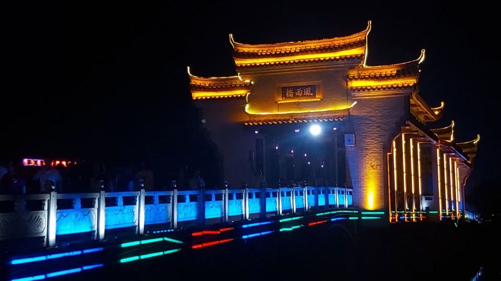 夜游藏在贺州市富川县里的一座具有民族文化特色的瑶族风雨桥