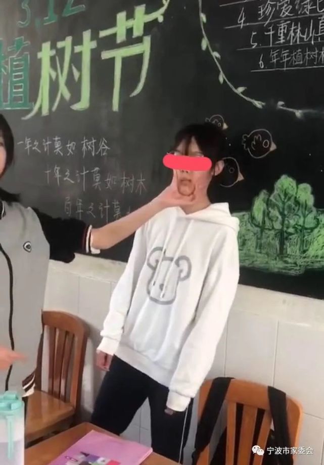 慈溪教育局:属实 将依法依规处理 近日,浙江慈溪上林中学一女生被打的