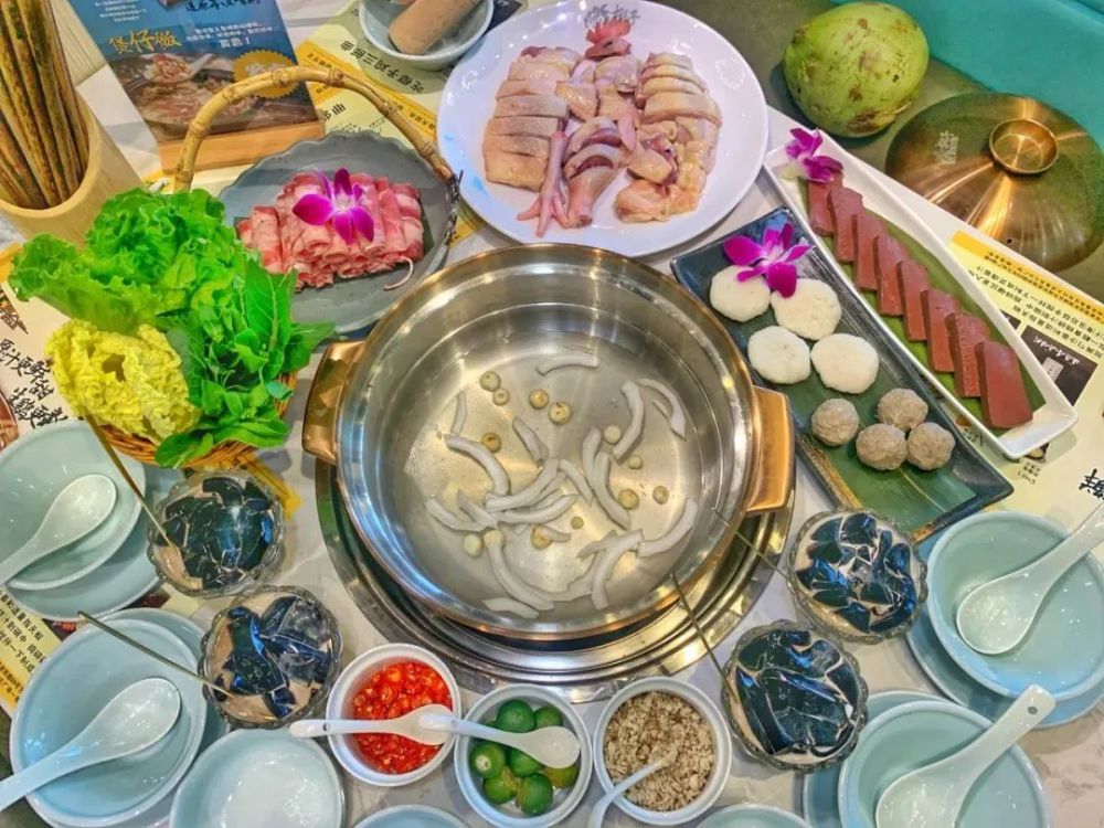 鲜甜椰子鸡火锅来了!汤甜肉香很撩胃,连