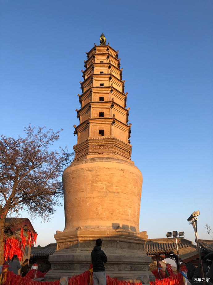 白塔山公园位于甘肃省兰州市北部,因山头有一座白塔寺而得名.