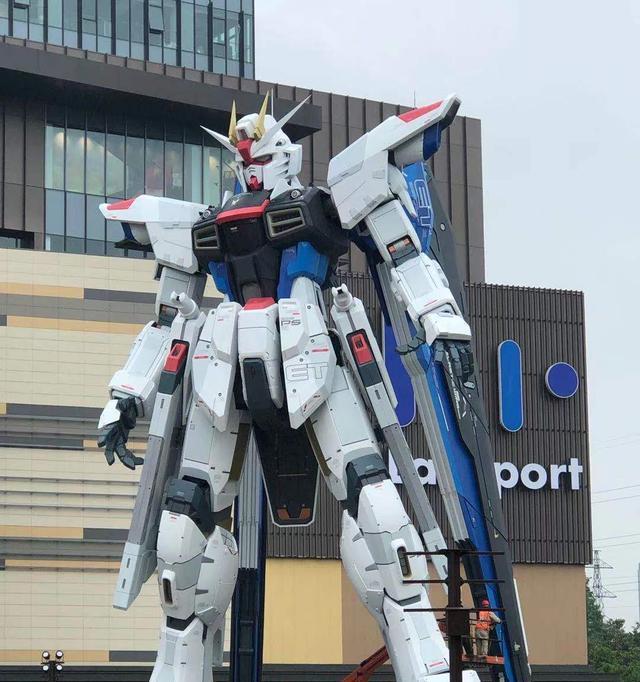 上海11自由高达组装完成果然机甲才是男人的浪漫