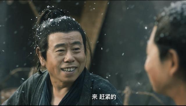 电影中扮演武大郎的演员,是潘长江,导演能请到他,也算是煞费苦心了.