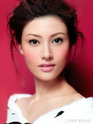 50岁李嘉欣近况:身材火辣驭夫有术 撒起娇连猫的醋都吃
