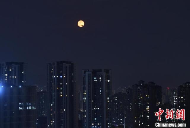 陈超 摄 4月27日晚,一轮"超级月亮" 缓缓升起,重庆夜空显得格外美丽.