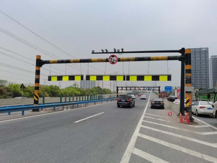 红十五线路口更换新型"软"限高架:保障货车行车安全,减少破坏